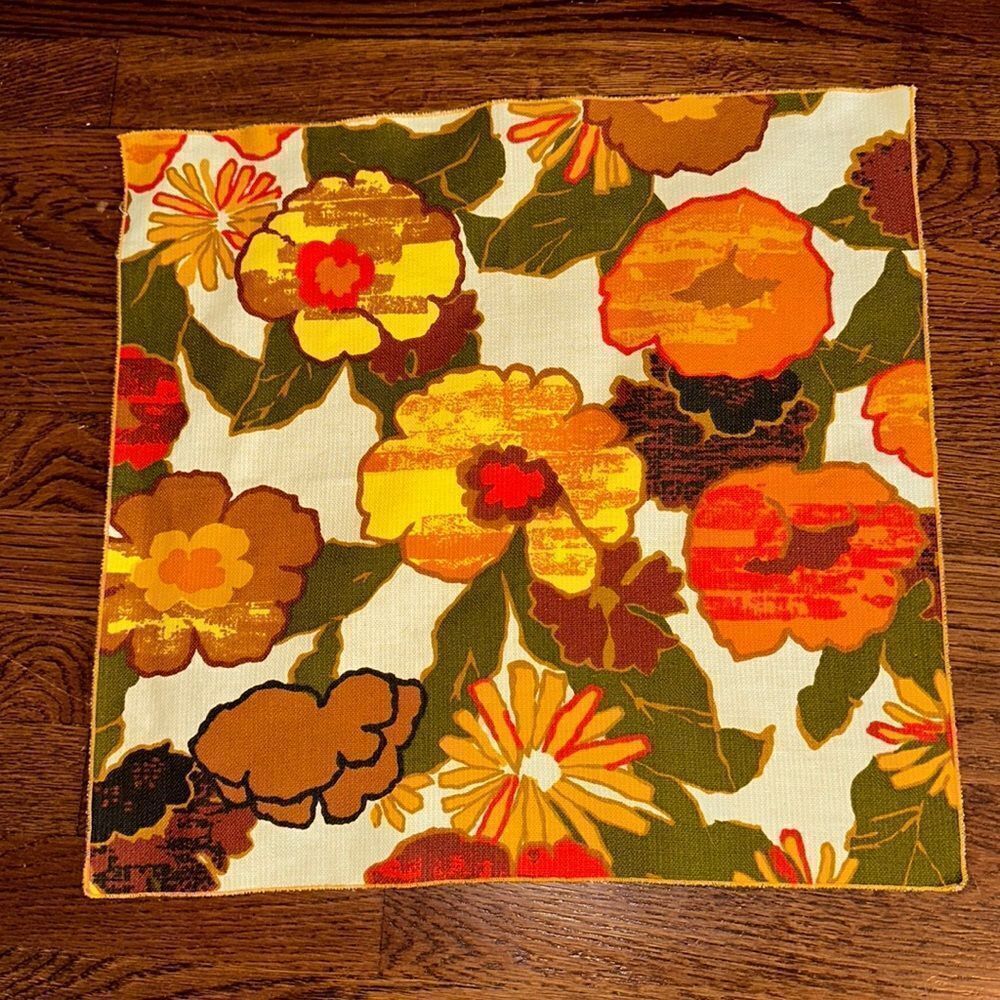 Vtg mid‎ century square of floral fabric perfect for pillow  top or hanging